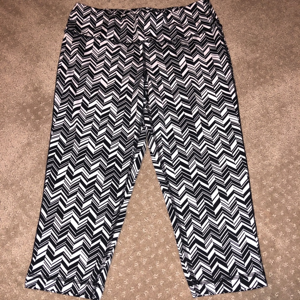 Women’s black and white Capri length work out pant